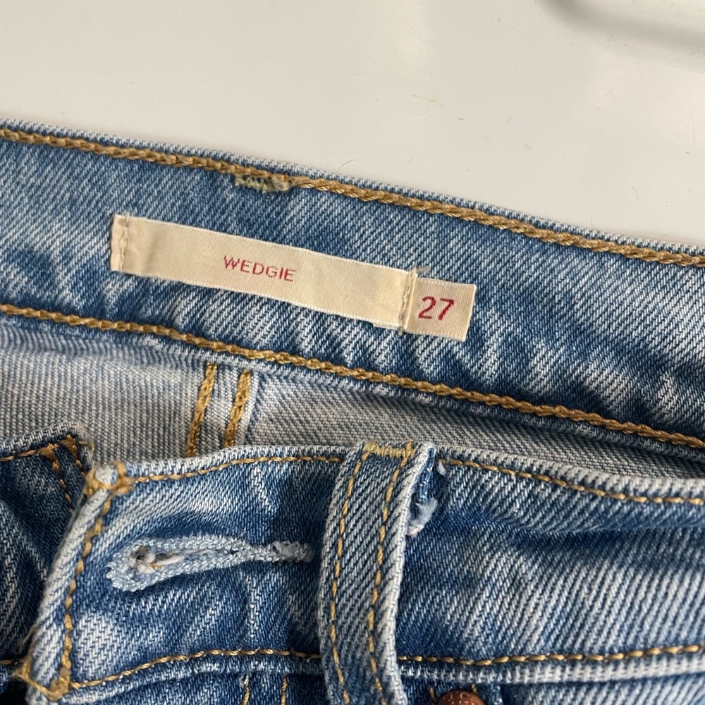 Levi’s 27” waist popular Wedgie Jean light wash